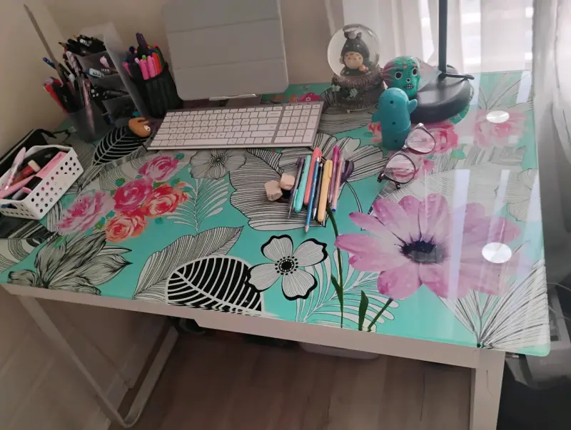 Escritorio con cubierta floral y silla giratoria - 2