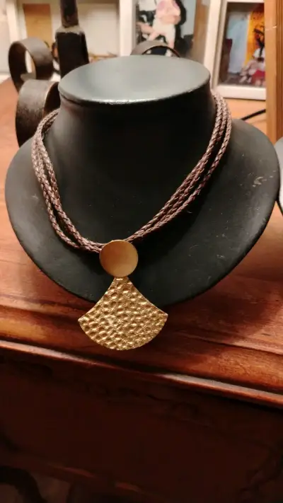 Collar artesanal con colgante dorado - miniatura 1