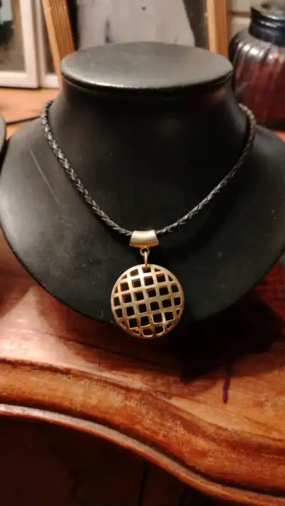 Collar artesanal con colgante dorado - miniatura 2