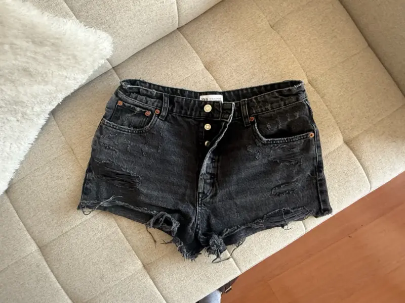 Shorts de jeans negros desgastados Zara - 1