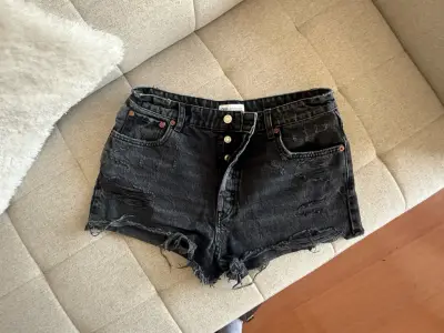 Shorts de jeans negros desgastados Zara - miniatura 1