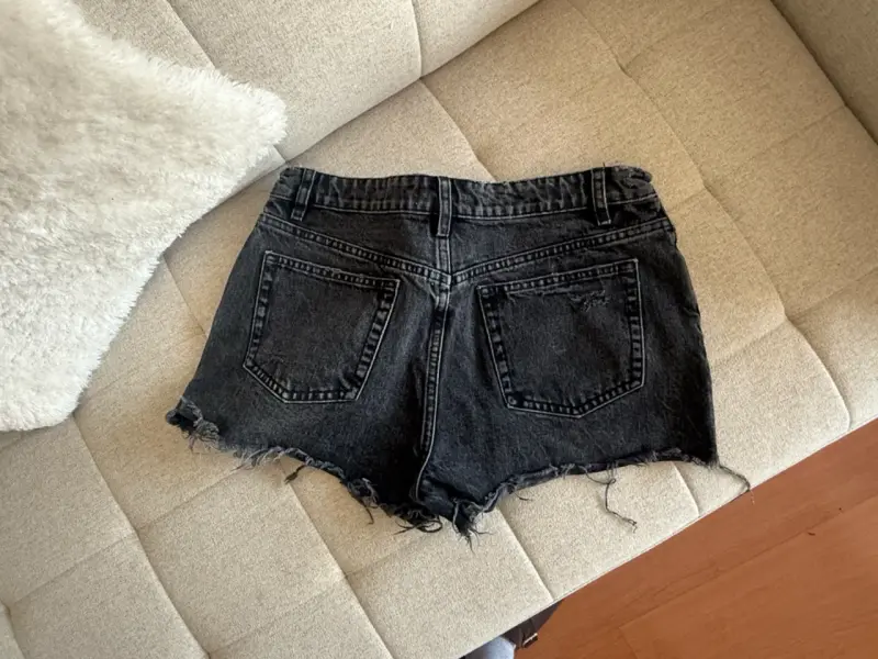 Shorts de jeans negros desgastados Zara - 2