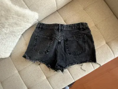 Shorts de jeans negros desgastados Zara - miniatura 2