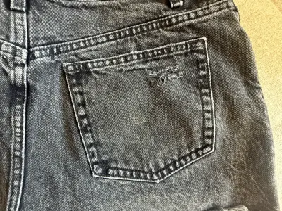Shorts de jeans negros desgastados Zara - miniatura 3