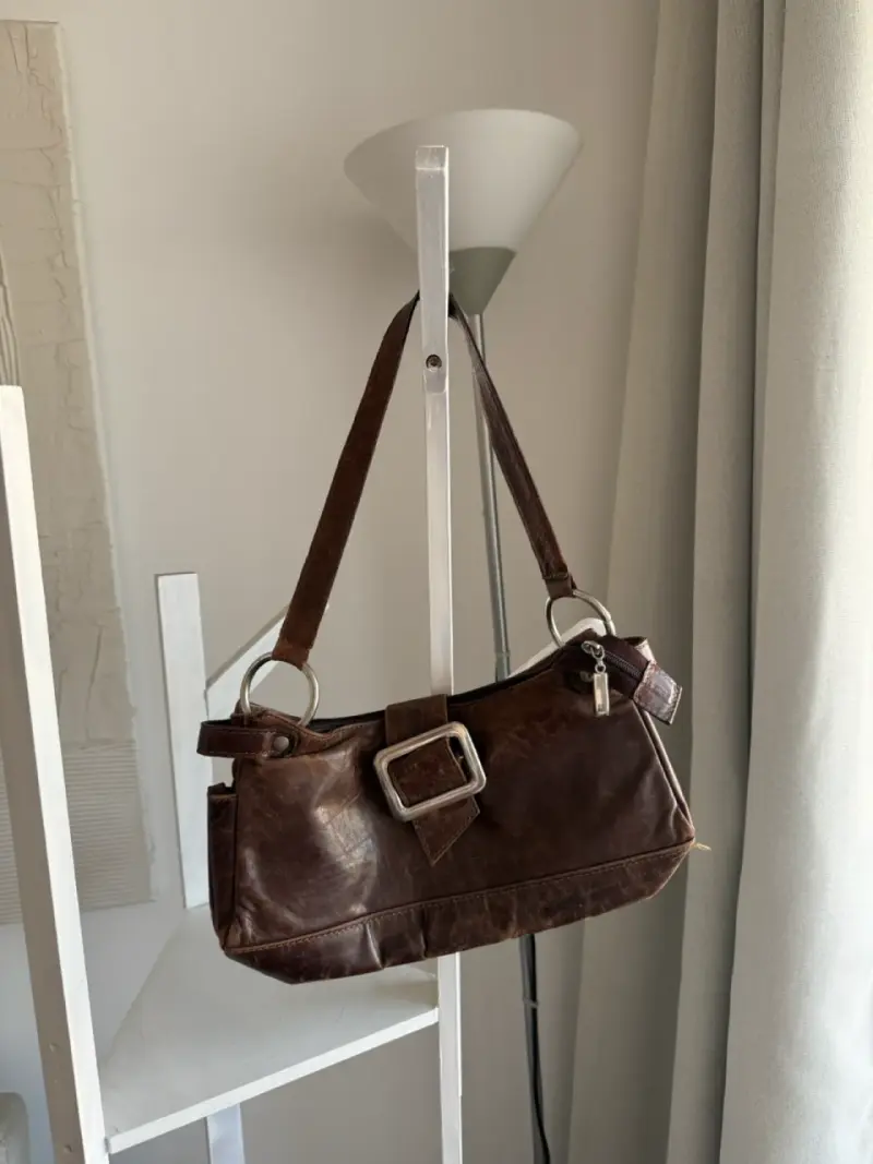 Cartera marrón con hebilla metálica - 1