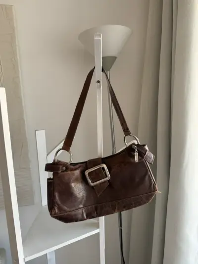 Cartera marrón con hebilla metálica - miniatura 1