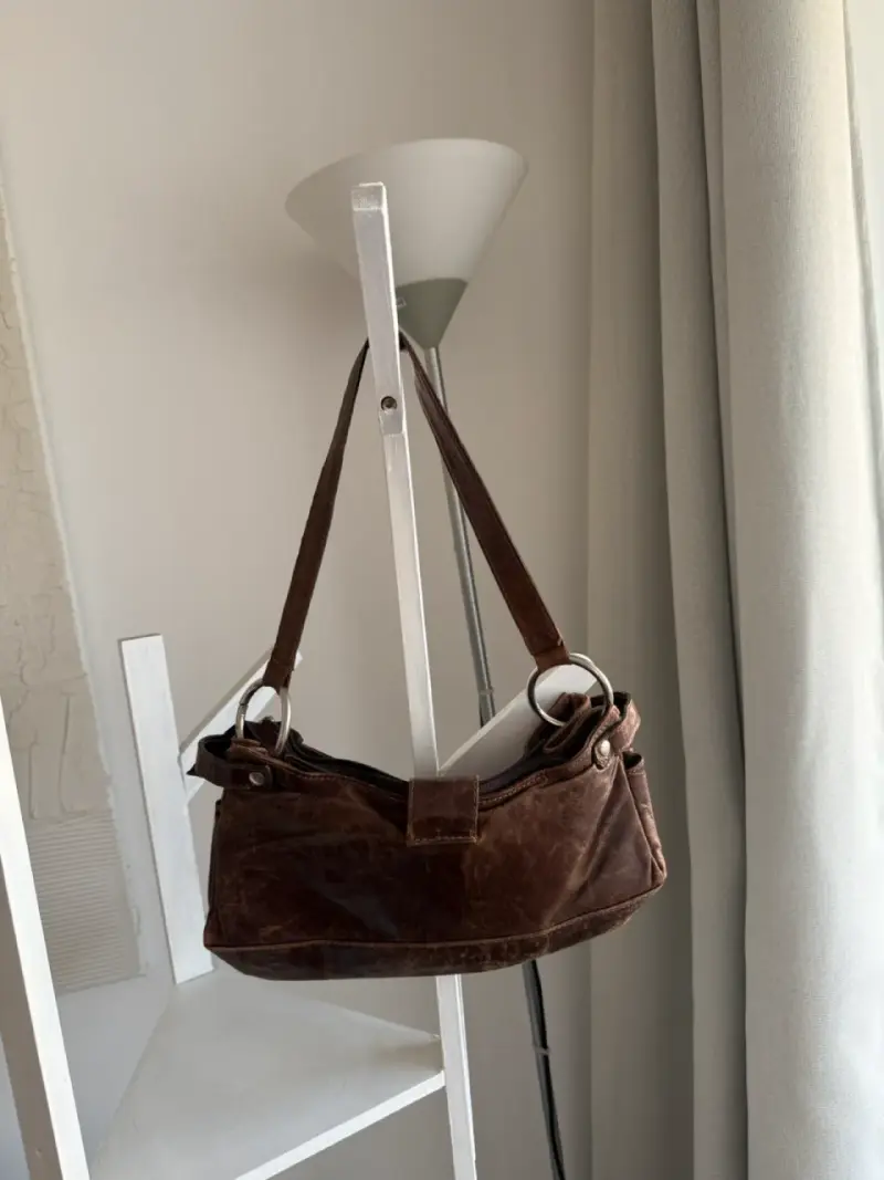 Cartera marrón con hebilla metálica - 2