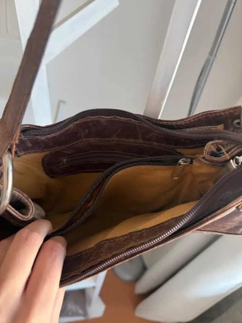 Cartera marrón con hebilla metálica - 3