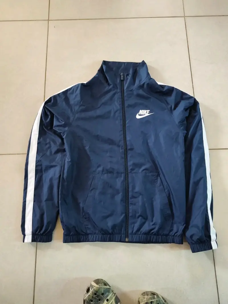 Chaqueta deportiva Nike azul con franjas blancas - 1