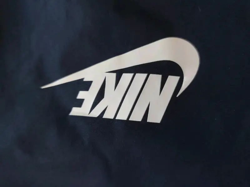 Chaqueta deportiva Nike azul con franjas blancas - 3