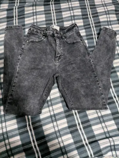 Jeans ajustados de mezclilla gris para mujer - miniatura 1