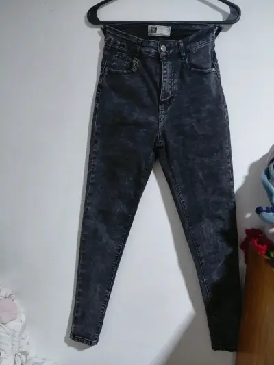 Jeans ajustados de mezclilla gris para mujer - miniatura 2