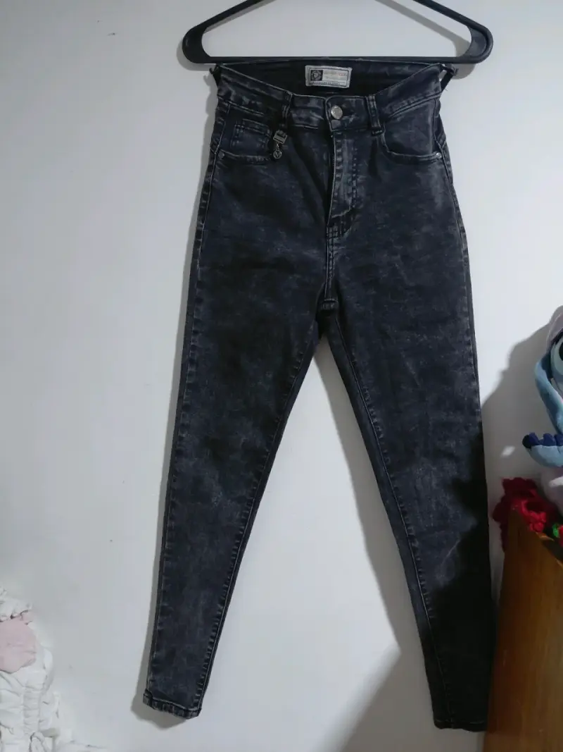 Jeans ajustados de mezclilla gris para mujer - 3