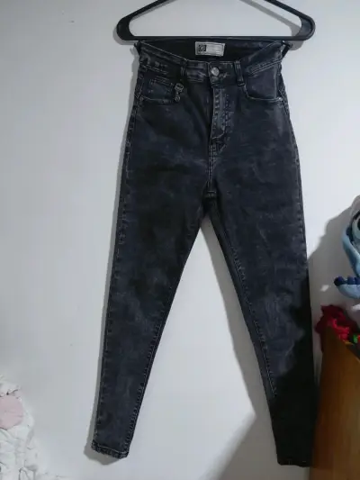 Jeans ajustados de mezclilla gris para mujer - miniatura 3