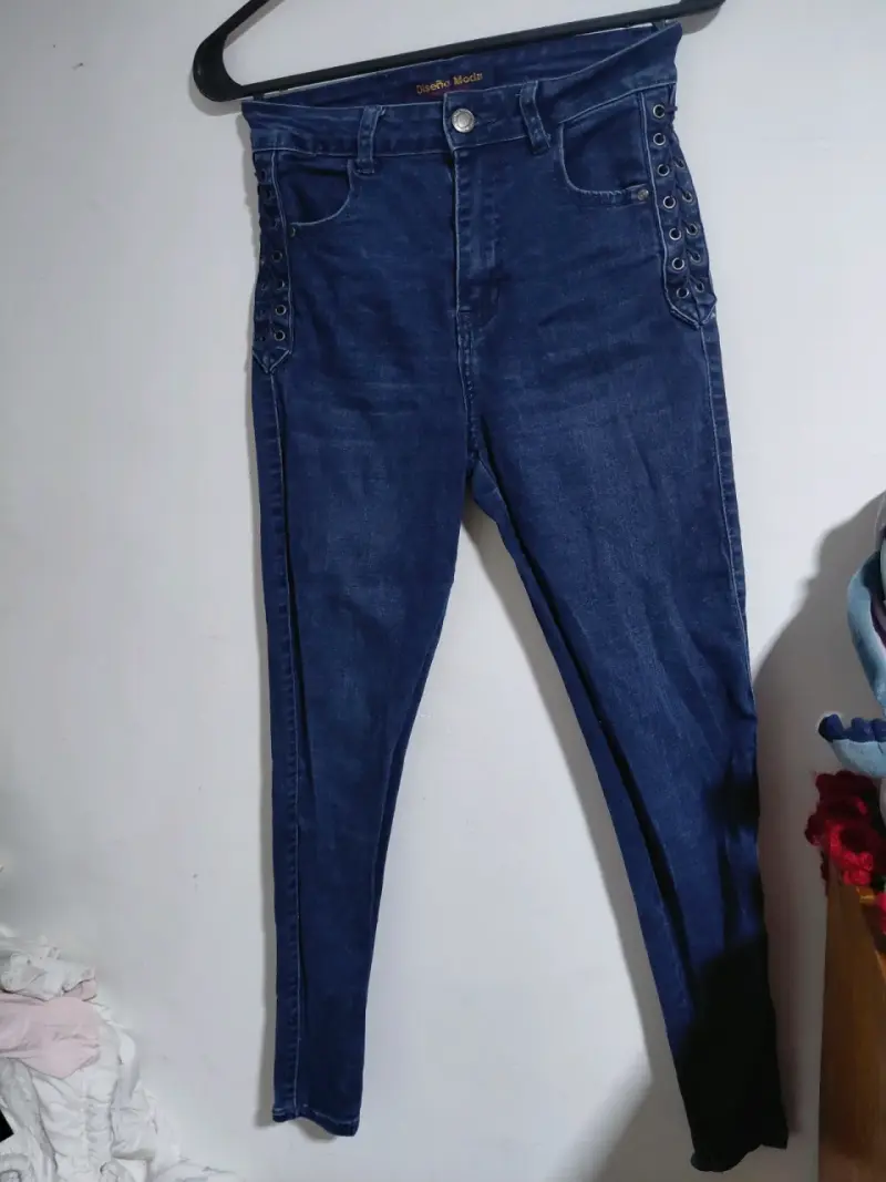 Jeans ajustados azul oscuro con detalles laterales - 1