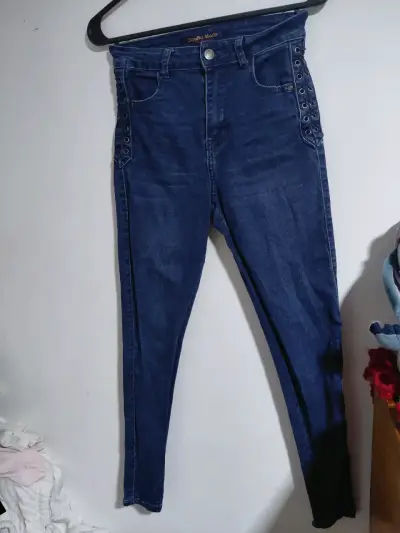 Jeans ajustados azul oscuro con detalles laterales - miniatura 1