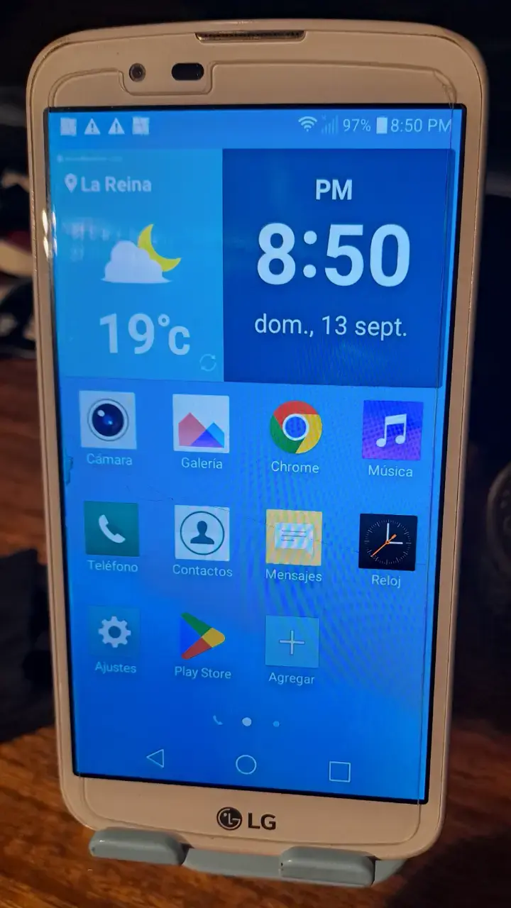 Smartphone LG K10 con pantalla táctil y cámara - 1