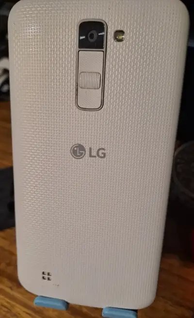Smartphone LG  K10 con pantalla táctil y cámara - miniatura 2
