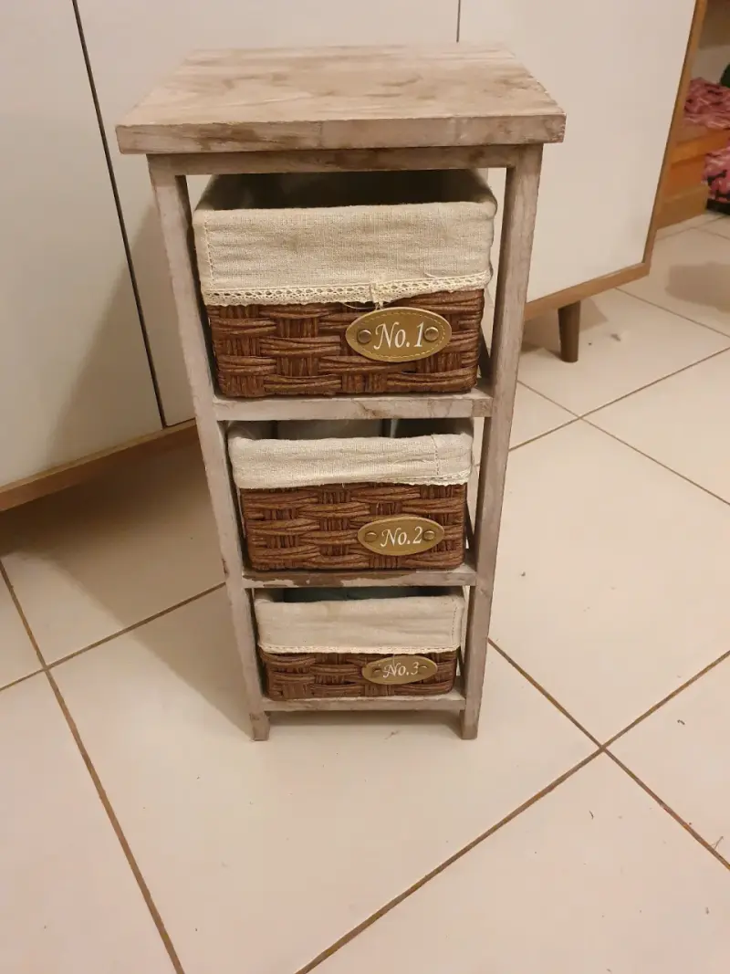 Mueble organizador de madera con cestas - 1