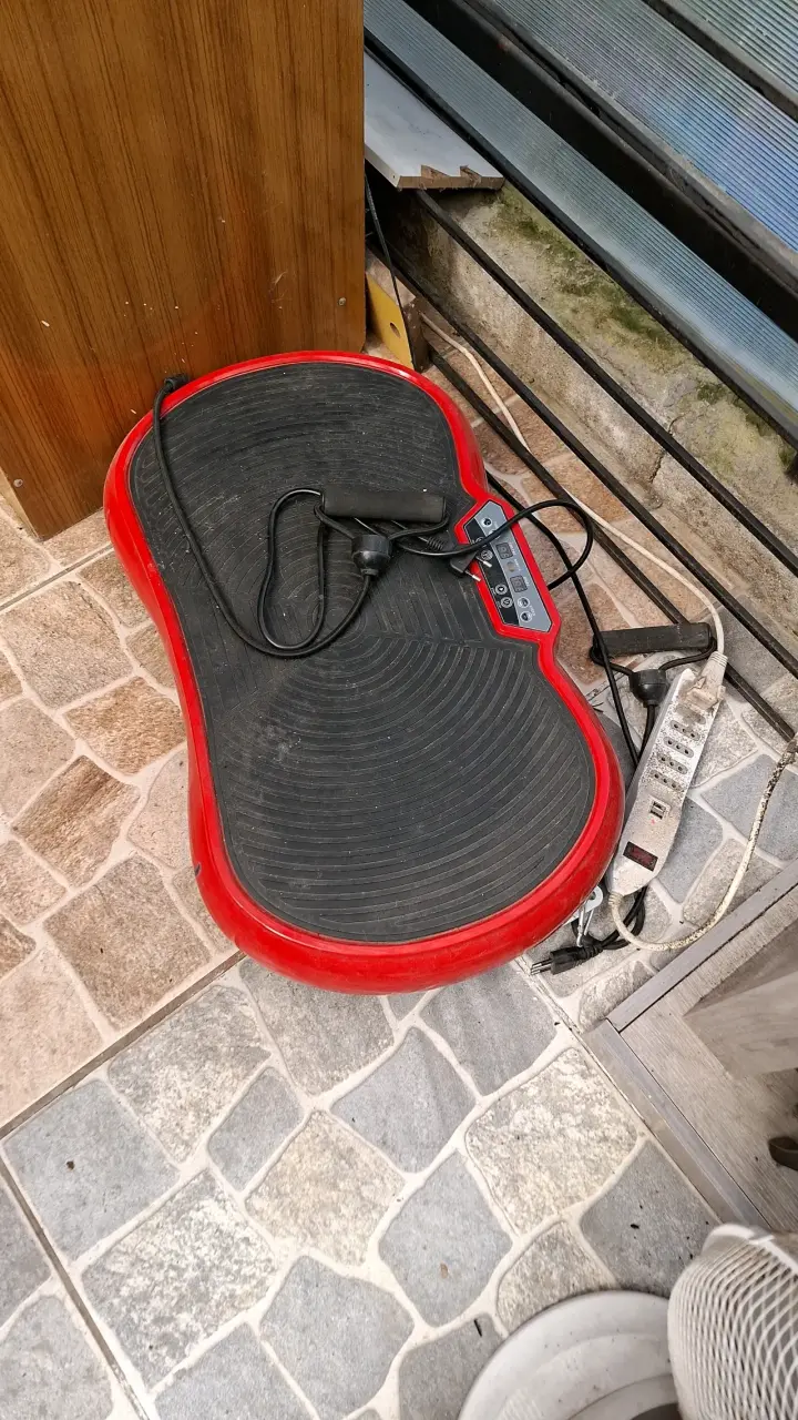 Plataforma vibratoria de ejercicio roja