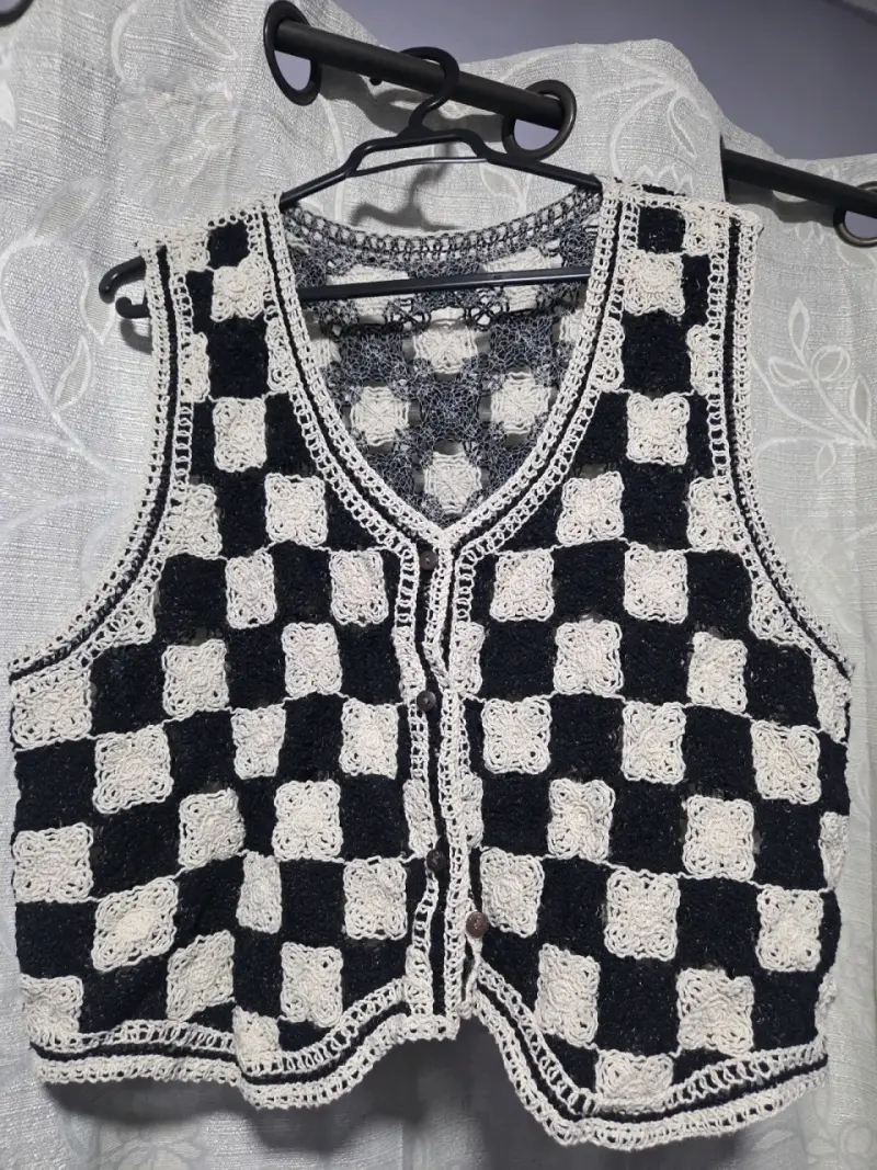 Chaleco tejido a crochet blanco y negro