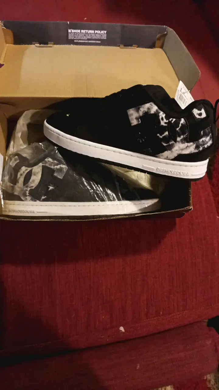Zapatillas negras DC Shoes con diseño gráfico - 1