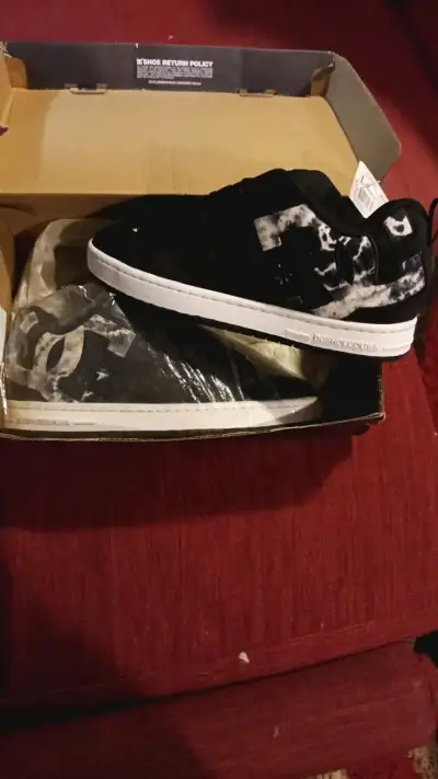 Zapatillas negras DC Shoes con diseño gráfico - miniatura 1