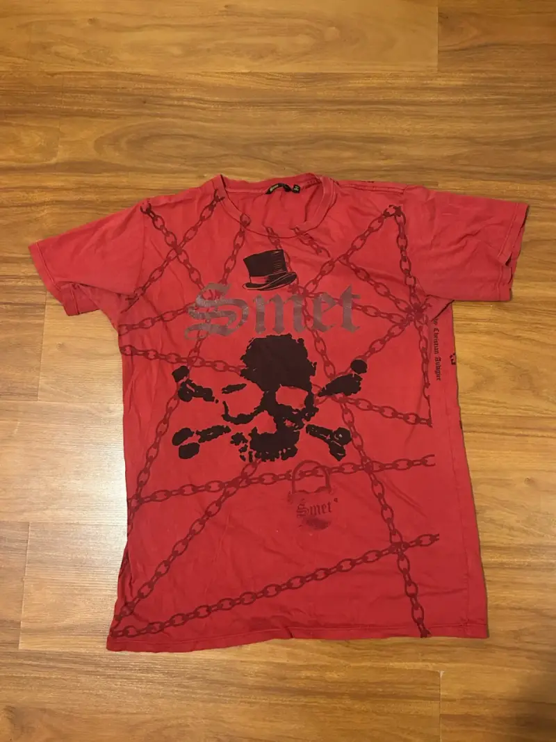 Polera roja Smet con diseño de calavera - 1