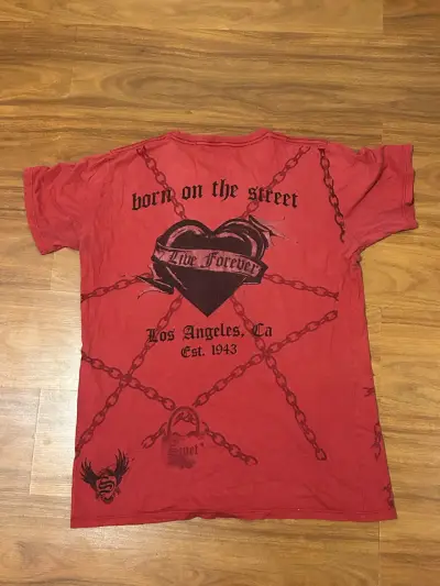 Polera roja Smet con diseño de calavera - miniatura 2