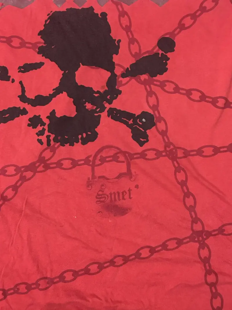 Polera roja Smet con diseño de calavera - 4