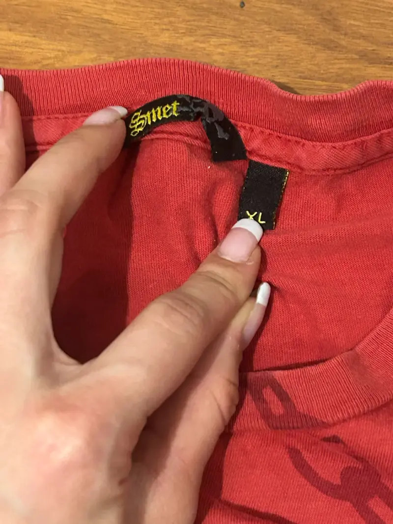Polera roja Smet con diseño de calavera - 6