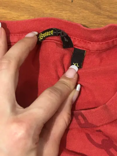 Polera roja Smet con diseño de calavera - miniatura 6