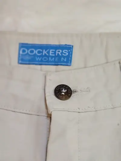 Bermudas beige Dockers para mujer - miniatura 2