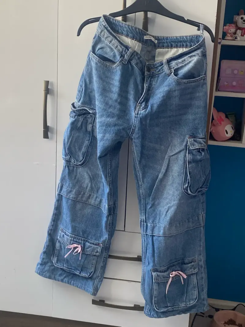 Jeans cargo de mezclilla azul con bolsillos