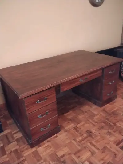 Escritorio vintage de madera con cajones - miniatura 1