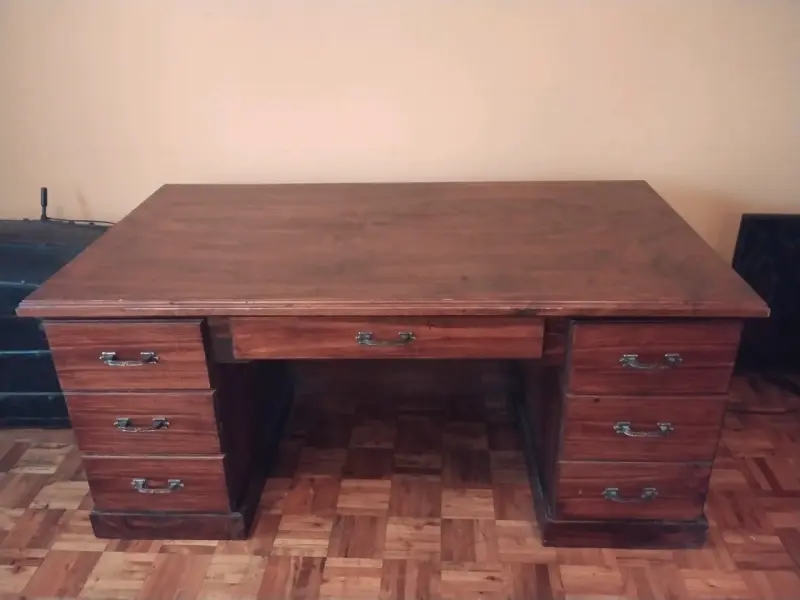 Escritorio vintage de madera con cajones - 2