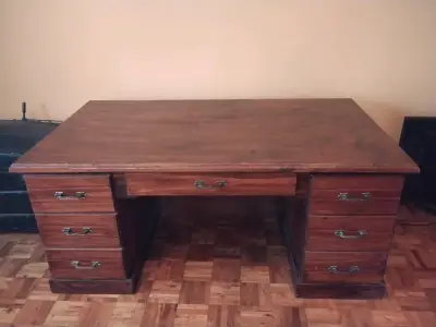 Escritorio vintage de madera con cajones - miniatura 2