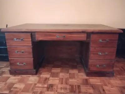 Escritorio vintage de madera con cajones - miniatura 3