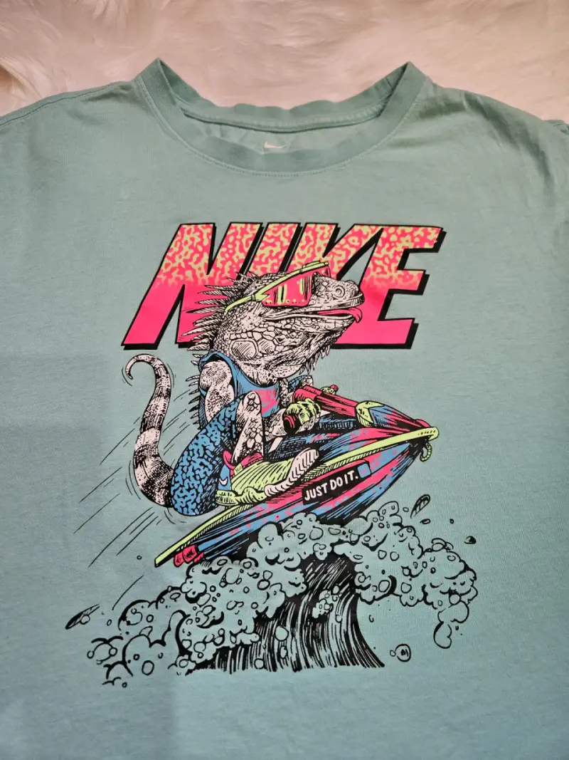 Polera Nike verde agua con diseño gráfico - 1