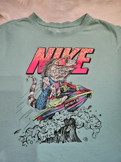 Polera Nike verde agua con diseño gráfico - miniatura 1