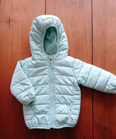 Chaqueta acolchada para bebé color celeste - miniatura 1