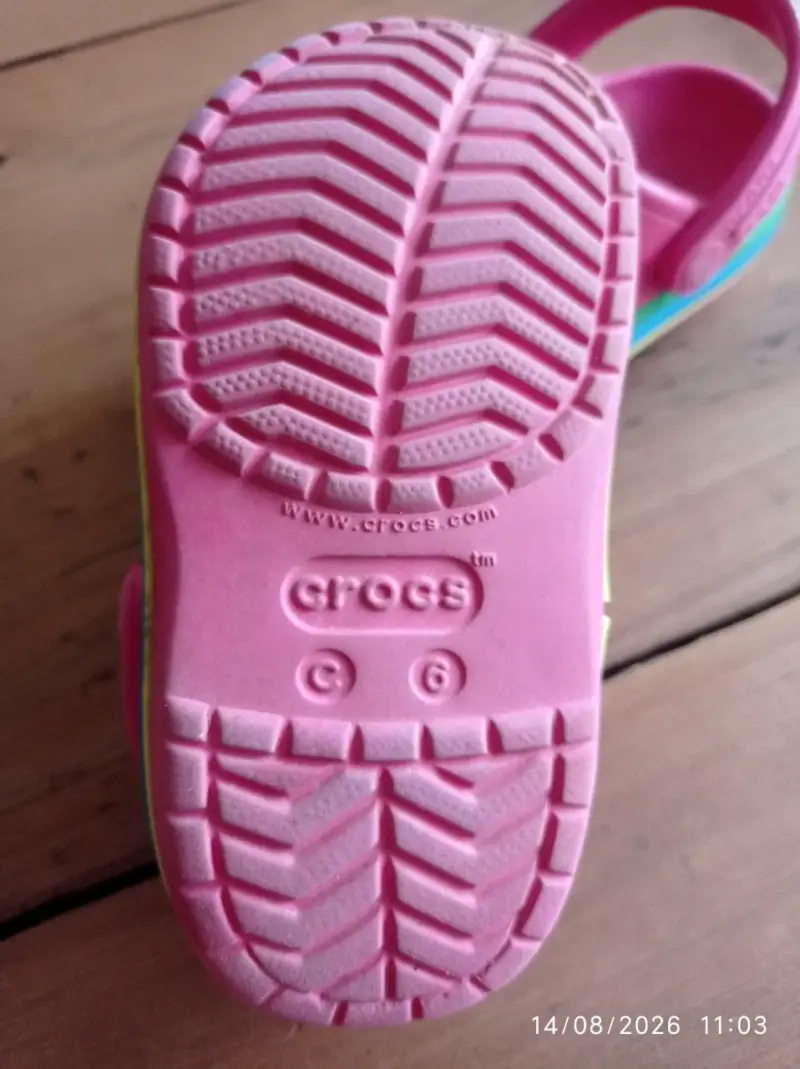 Sandalias Crocs rosadas para niños - 2