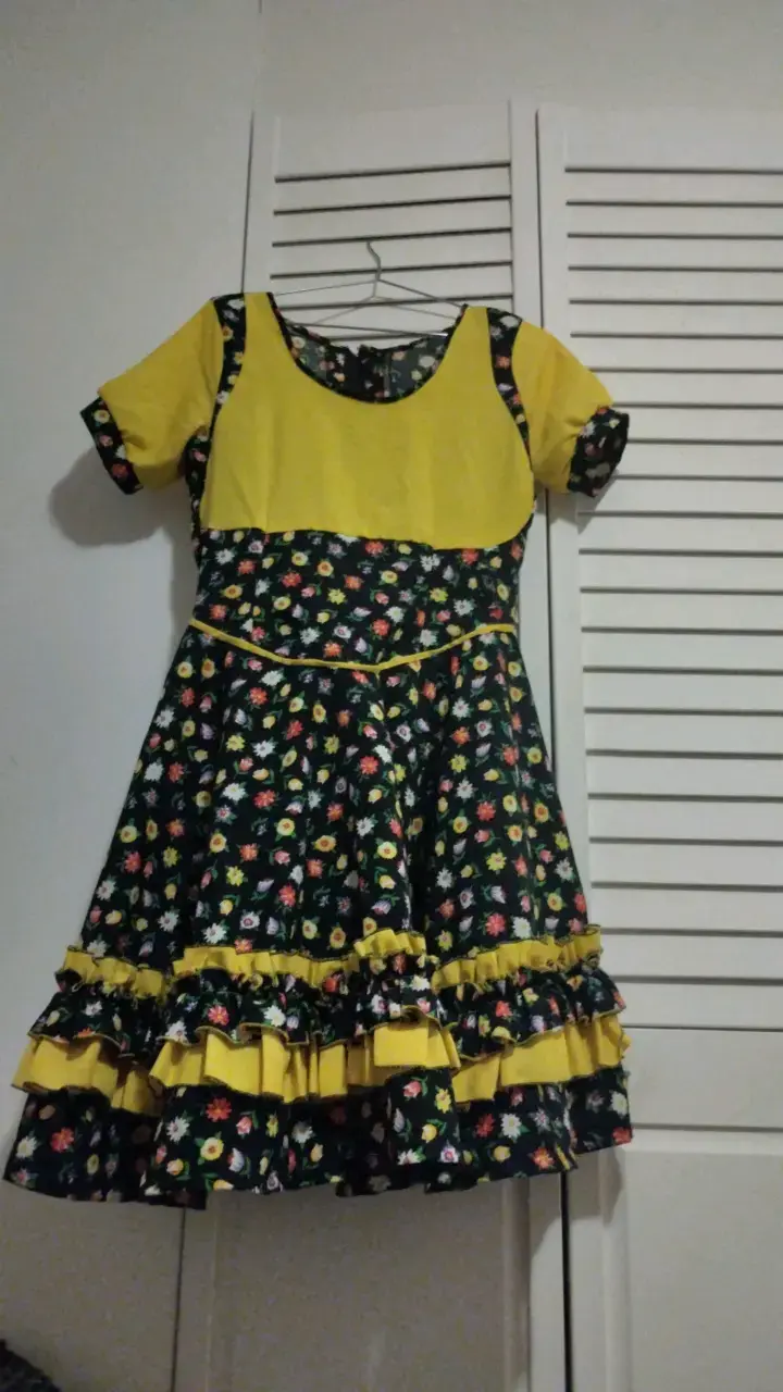 Vestido folclórico amarillo con flores - 1