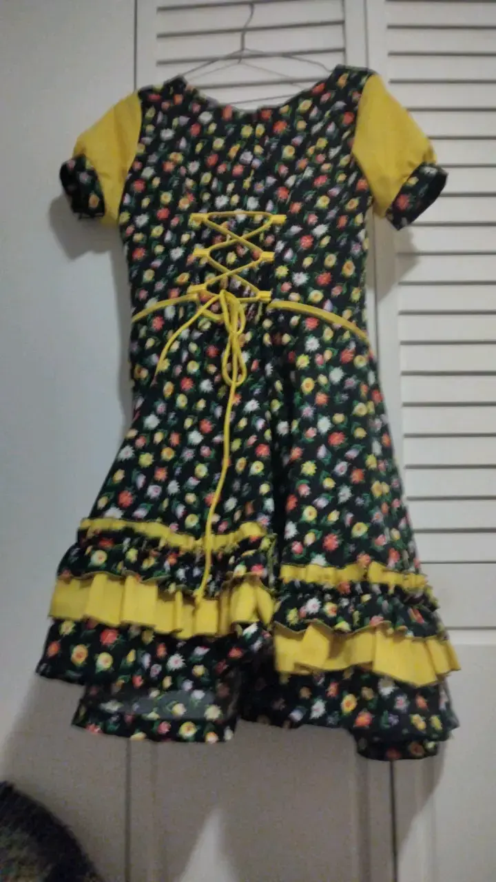 Vestido folclórico amarillo con flores - 2