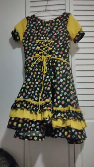 Vestido folclórico amarillo con flores - miniatura 2