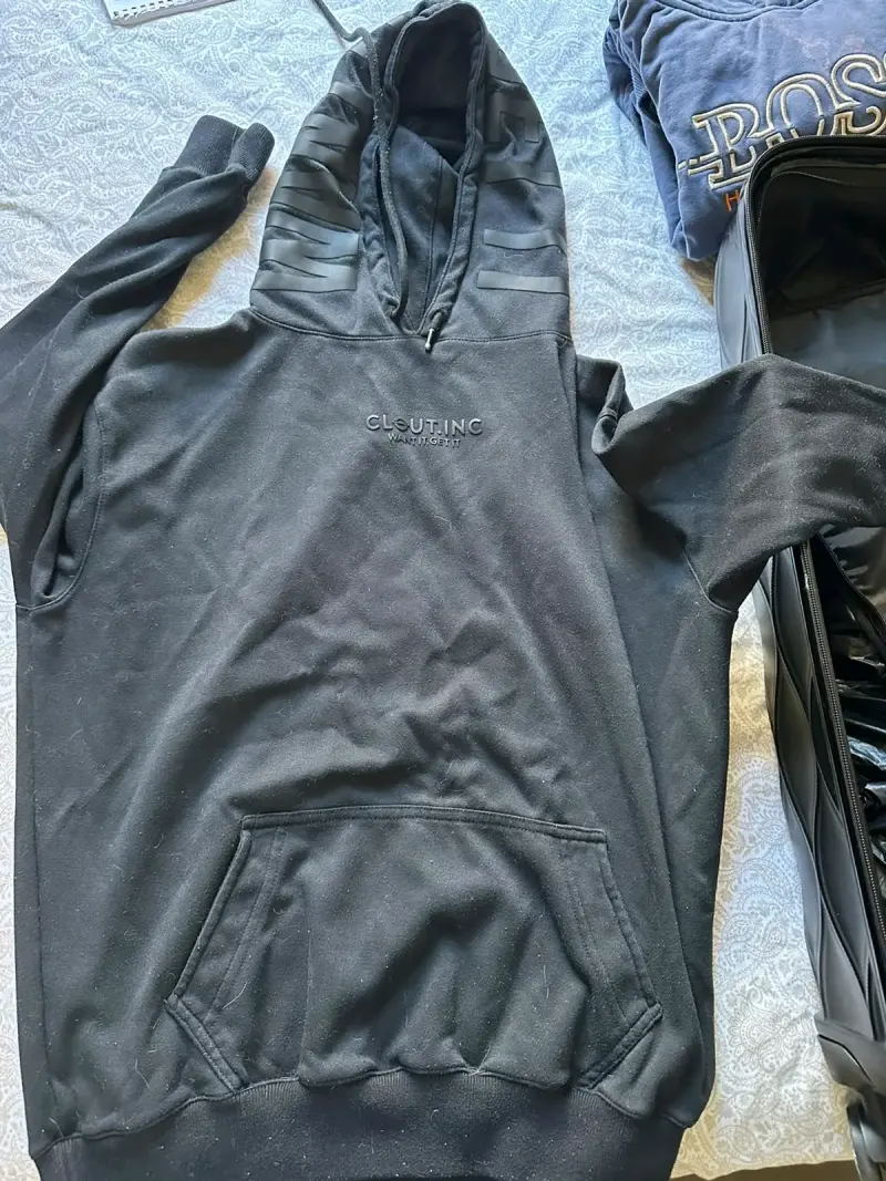 Polerón negro con capucha Clout Inc