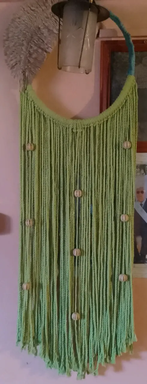 Cortina de macramé verde con cuentas decorativas