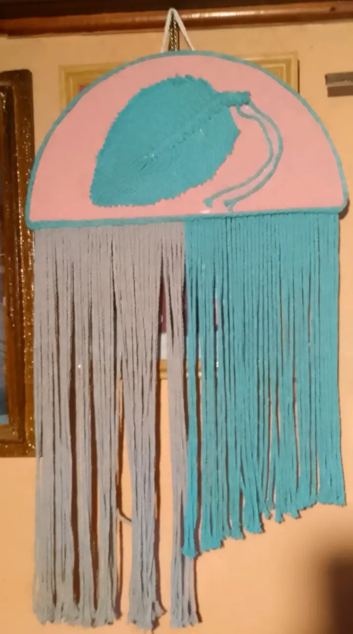 Decoración de pared con flecos y diseño de hoja