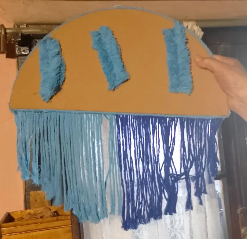 Decoración de pared con flecos azules