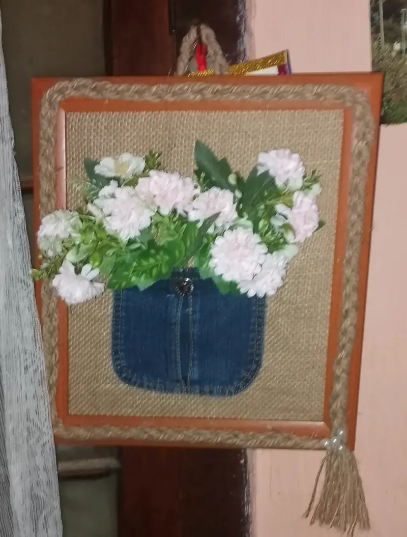 Cuadro decorativo con flores artificiales y bolsillo de mezclilla